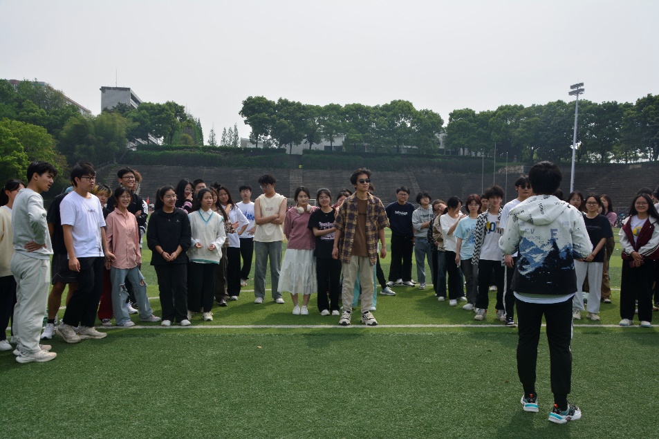 一群人站在草地上描述已自动生成