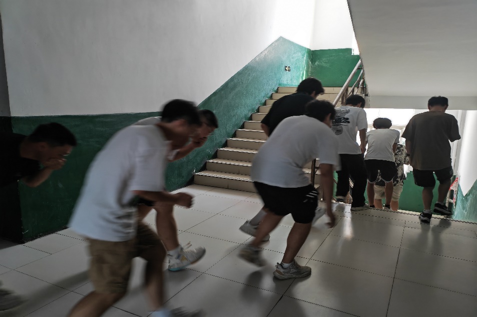 一群人在跳舞描述已自动生成